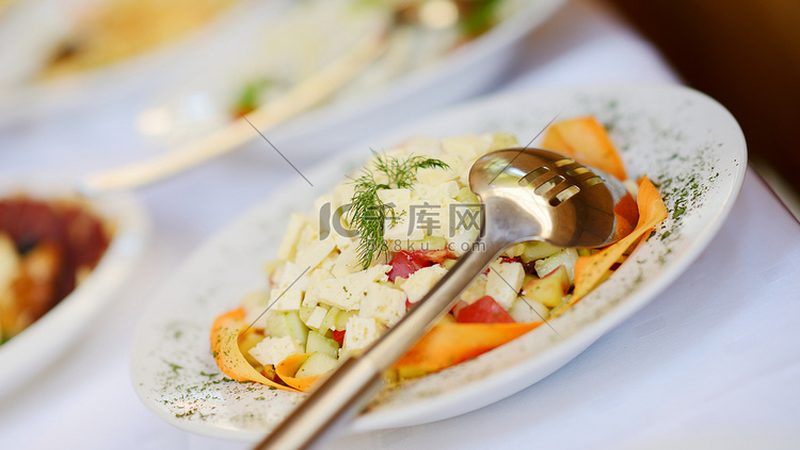 办公室零食新选择：独立包装，健康美味两不误